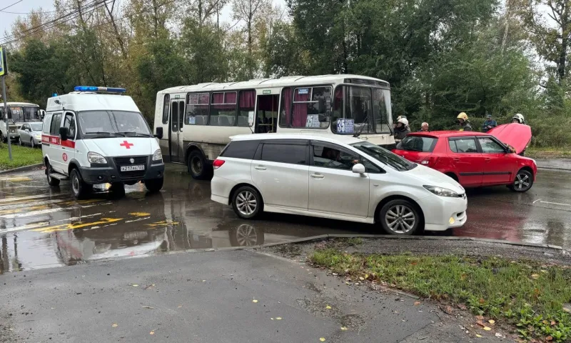 Жительница Бийска получила травмы при столкновении автобуса и легковушки