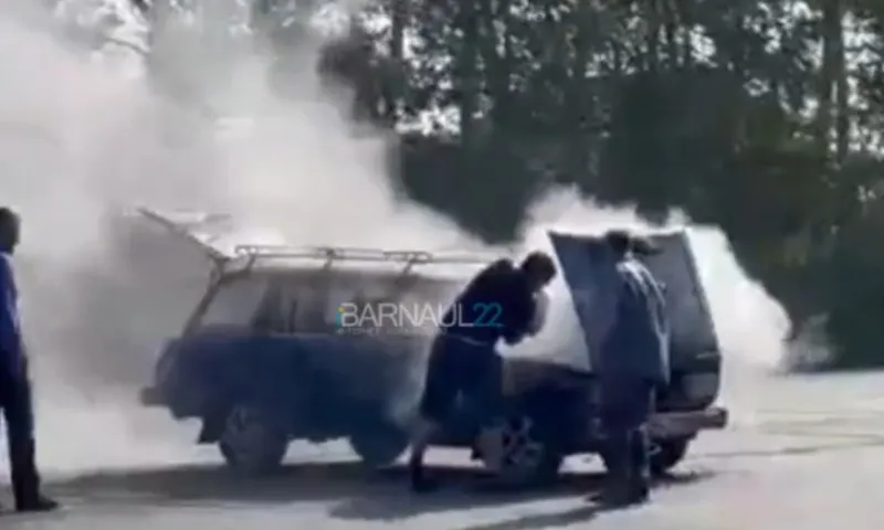 Находчивые барнаульцы потушили загоревшийся автомобиль пивом
