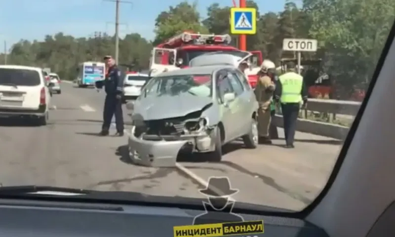 ДТП произошло на Змеиногорском тракте в Барнауле