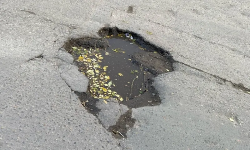 Водители Новоалтайска рассказали о «дырищах» на дороге
