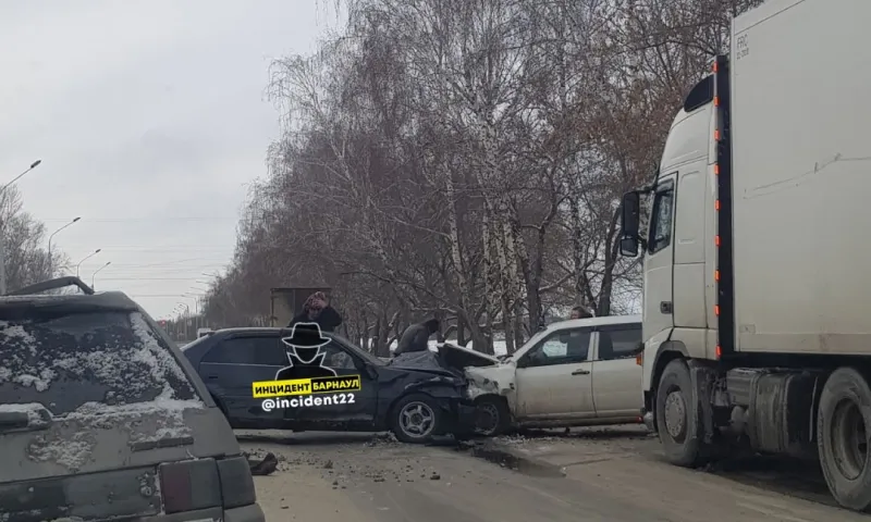 Два легковых автомобиля стали участниками серьёзного ДТП в Барнауле