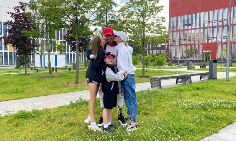 «Мои спасители!»: Костомаров поделился фотографией со своей семьёй