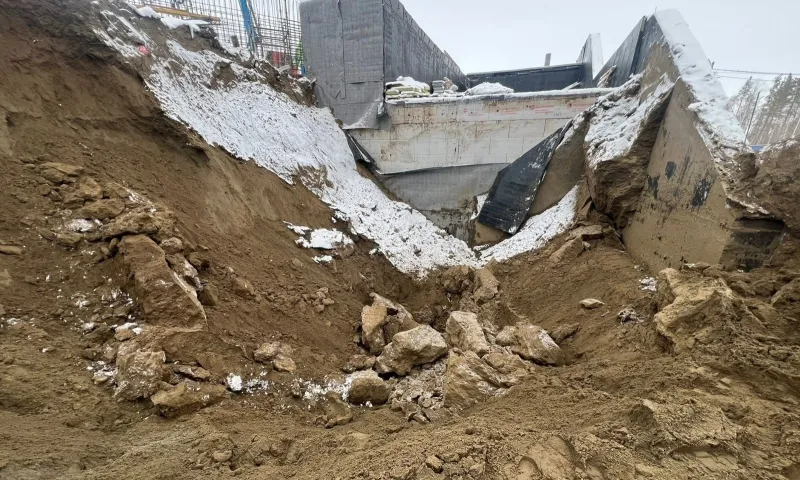 Следком: в Бийске на стройке рабочего завалило грунтом. Мужчина погиб