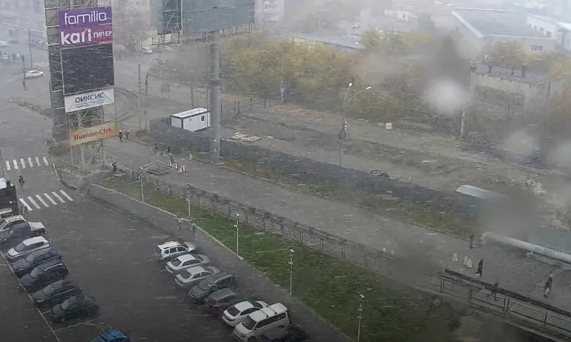 Барнаульцы запечатлели первый снег в городе