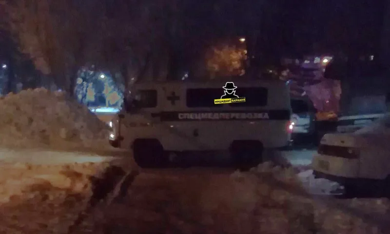 Тело мужчины обнаружили около многоэтажного дома в Барнауле