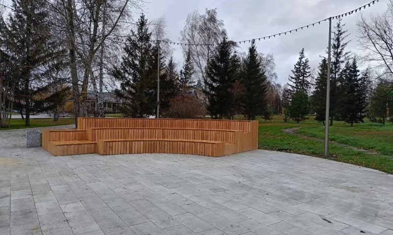 Качели и амфитеатр появились в барнаульском парке «Центральный»