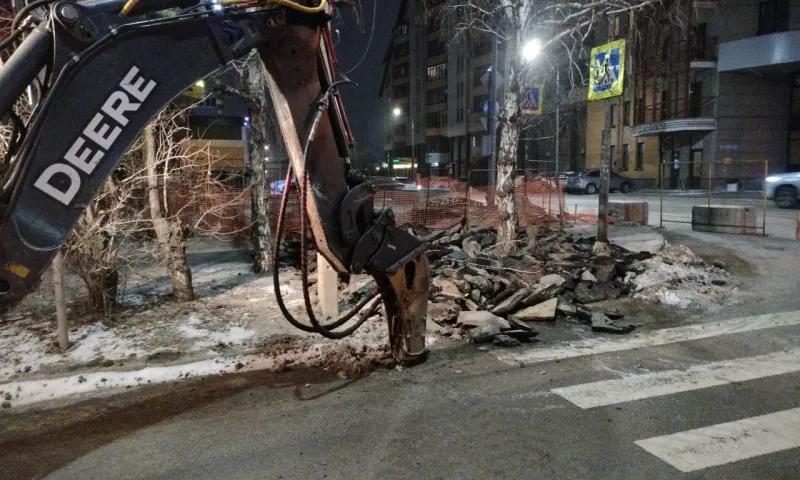На проспекте Комсомольском в Барнауле, где накануне обвалился асфальт, ведутся земляные работы