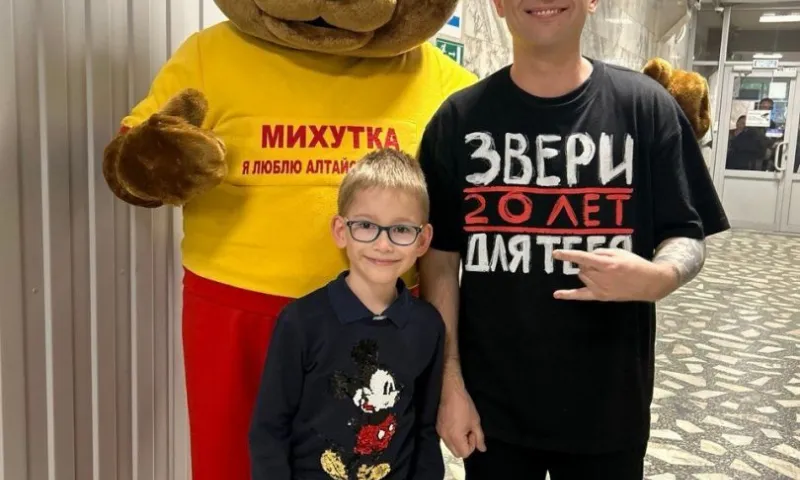 Михутка помог встретиться юному фанату с солистом группы «Звери» в Барнауле
