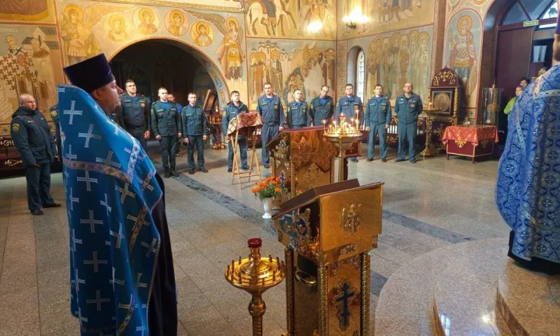 Алтайские спасатели приняли участие в молебне в честь иконы Божией Матери «Неопалимая Купина»