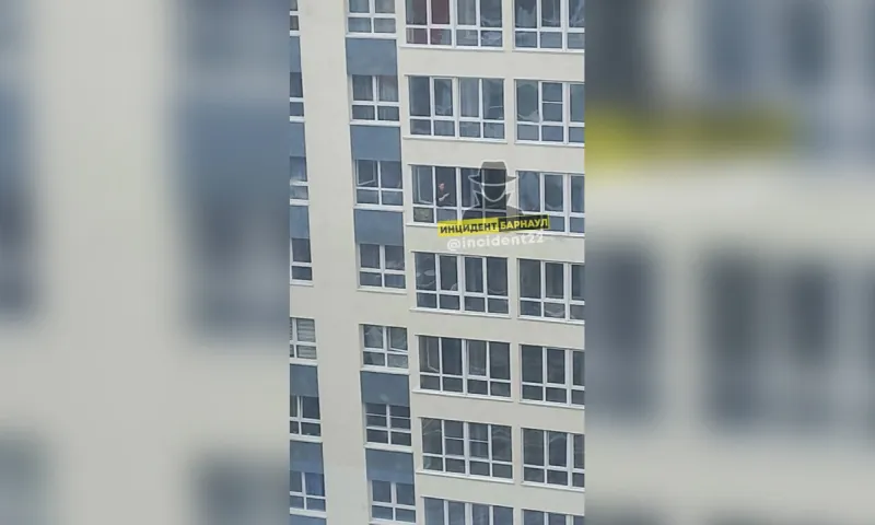 Барнаульцы пожаловались на девушку, поющую по ночам песни с балкона