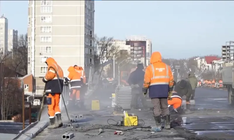 Успеют ли специалисты завершить строительство моста в районе Нового рынка в срок? 