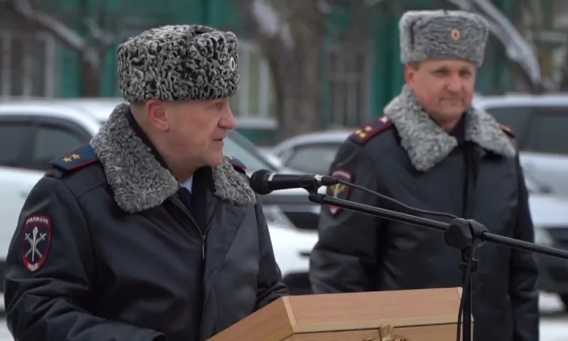 На площади Свободы в Барнауле провели гарнизонный развод нарядов полиции