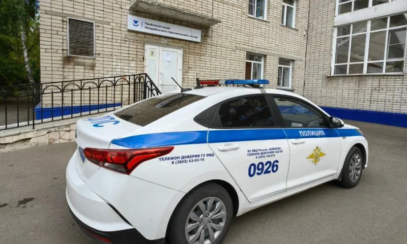 Пристегните ремни: полицейские помогли беременной женщине доехать до роддома в Бийском районе