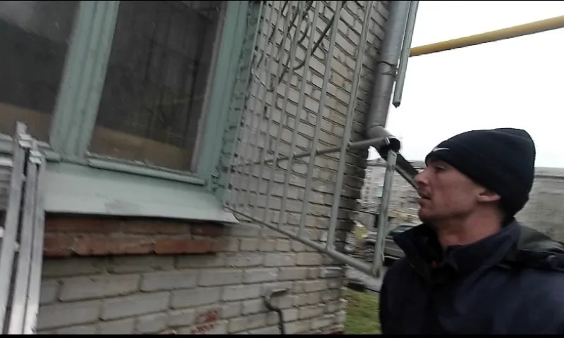Спасатели помогли медикам попасть в квартиру с пострадавшим мужчиной в Барнауле