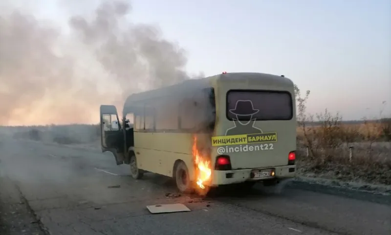 Потушили и поехали: автобус загорелся в Алтайском крае