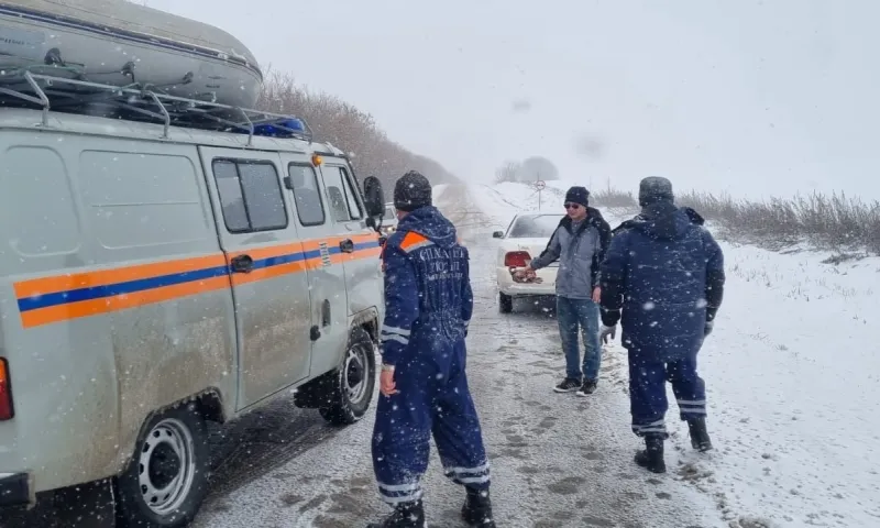 Водолазы спасли семью с маленьким ребёнком в Алтайском крае 