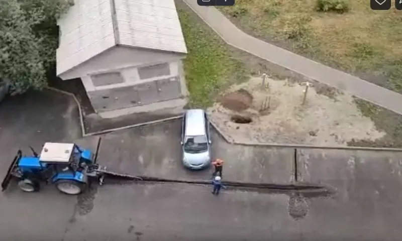 Работники разрезали свежее покрытие асфальтового полотна в Барнауле