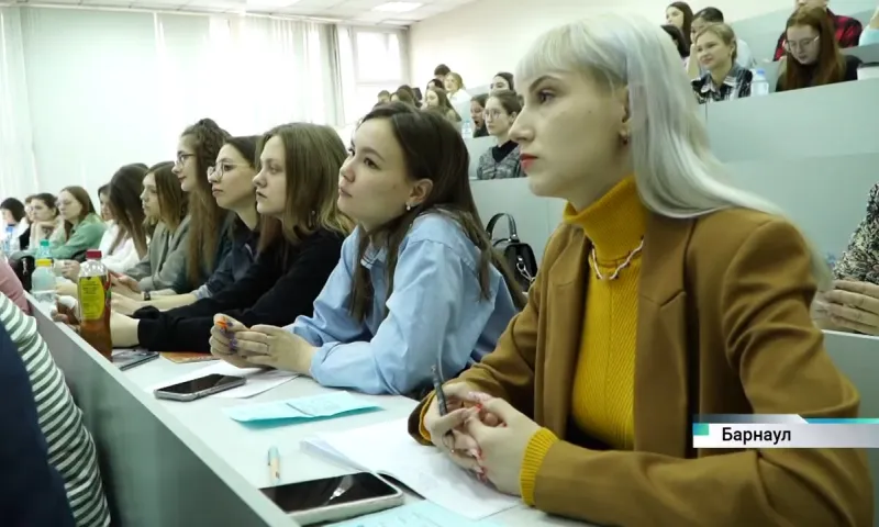Новые тренды в медиасфере: алтайские журналисты учатся создавать интерактивные проекты и работать с ИИ