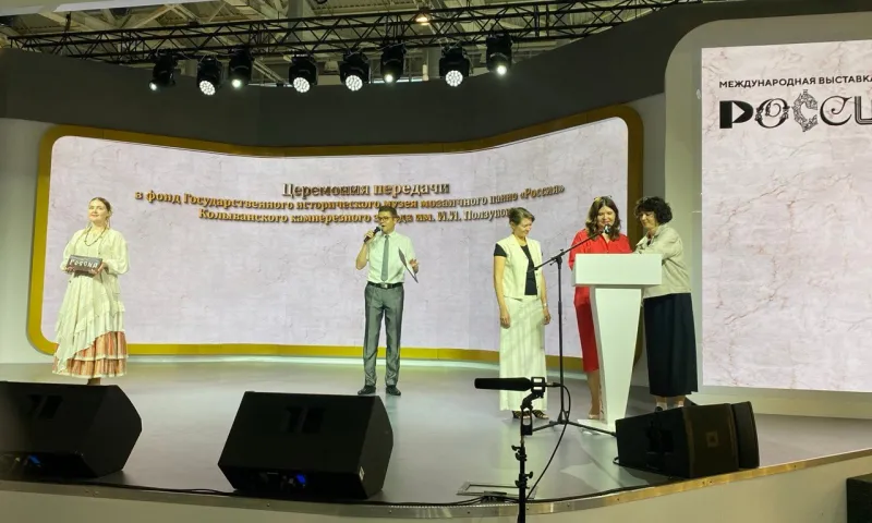 Созданное Алтайским камнерезным заводом панно передали в Государственный исторический музей