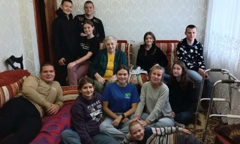 В алтайском селе волонтеры помогли одинокой пенсионерке
