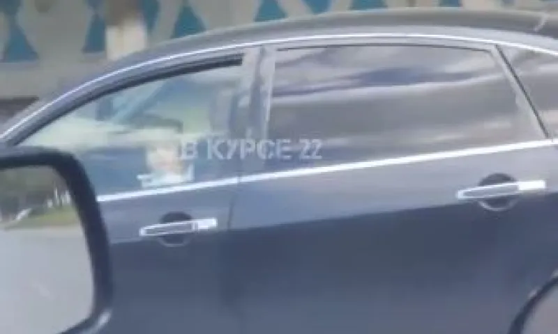 Водитель легкового автомобиля ехал по дороге с ребенком на коленях в Барнауле