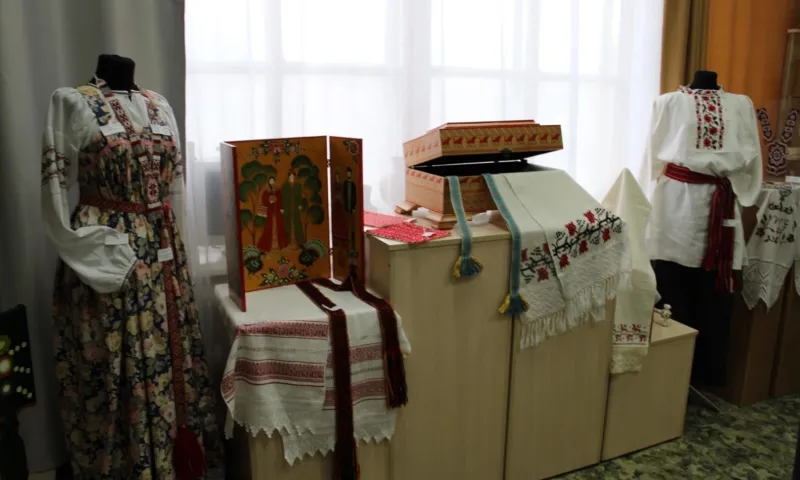 В Ребрихинской детской школе искусств открылась выставка «Грани творчества»