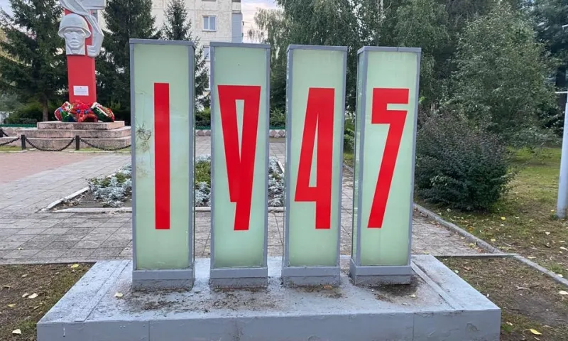 Неизвестный разгромил мемориальный комплекс в Бийске