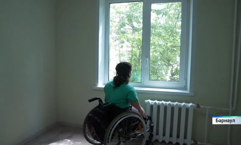 Для сироты с ограниченными возможностями здоровья в Барнауле выделили квартиру с особенной проектировкой