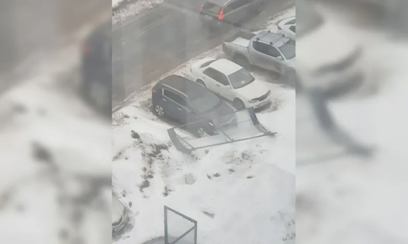 Ветер снёс крышу остановки в Барнауле