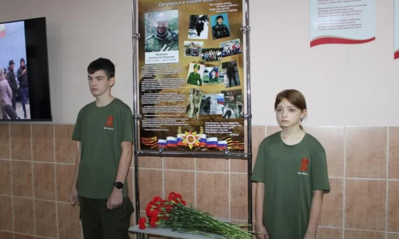 Мемориальный стенд, посвящённый участнику СВО, открыли в школе № 1 Белокурихи