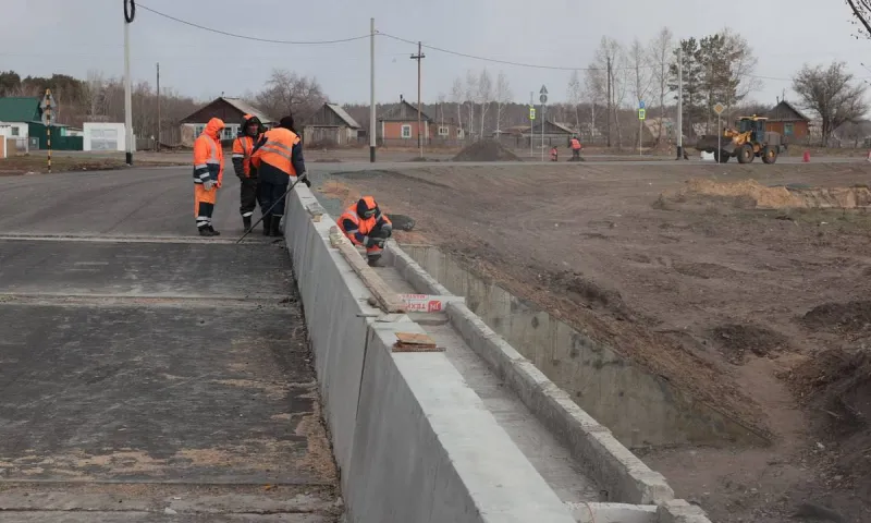 Губернатор Виктор Томенко проверил строительство моста через реку Бурла в Хабарском районе