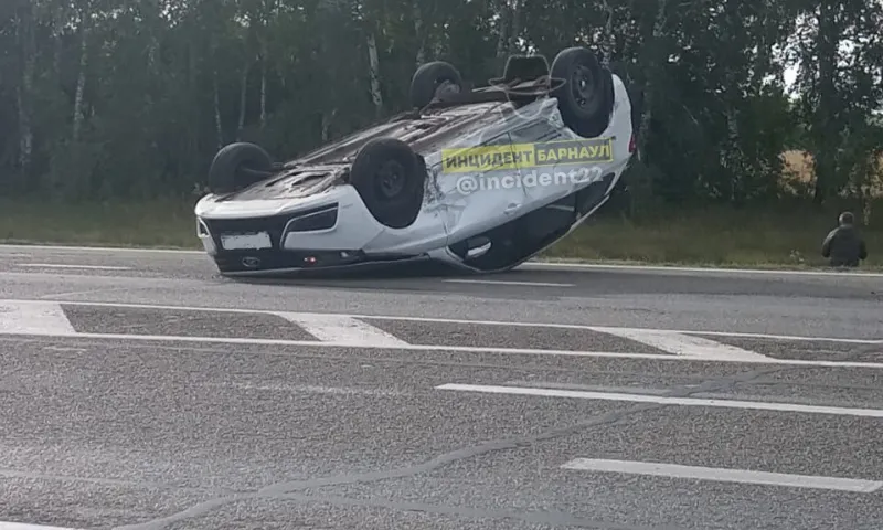 Жесткое ДТП с переворотом легкового автомобиля произошло на трассе Алтайского края