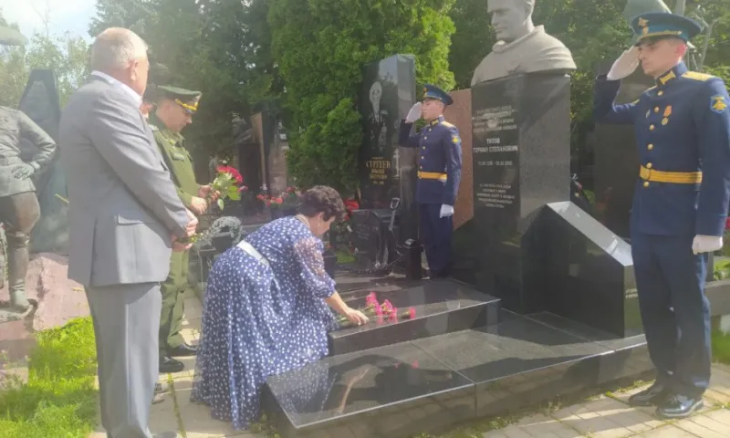 В Москве прошёл митинг в честь 63-летия полёта в космос Германа Титова