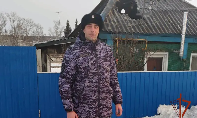 Росгвардеец спас семью из горящего дома в Павловске