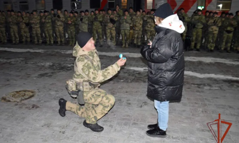 Боец СВО сделал предложение своей девушке на вокзале в Барнауле