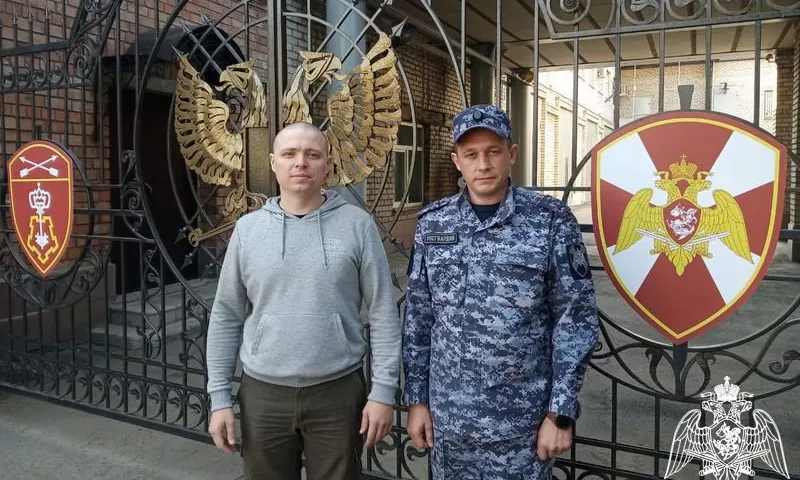 Росгвардейцы оказали первую помощь жительнице Барнаула при помощи веток