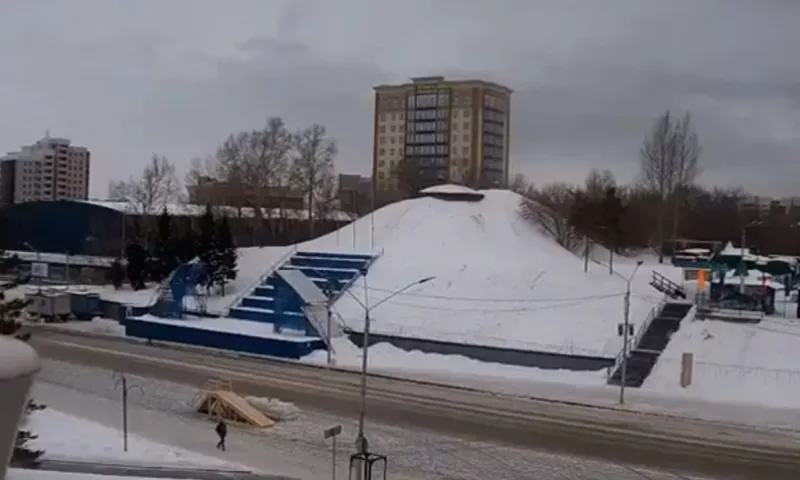 Веб-камеры К24: как во время потепления выглядит главный снежный городок края