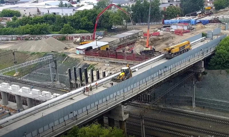 Временную схему движения для пешеходов организовали в районе реконструкции путепровода в Барнауле