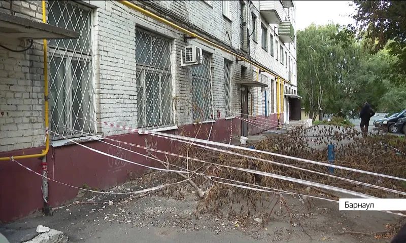 «Держится на молитве, честном слове и обоях»: какая судьба ждёт разрушающийся дом на улице Новороссийской в Барнауле