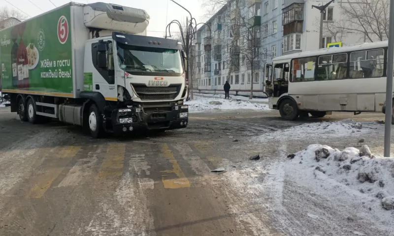 Автобус с пассажирами и грузовик столкнулись в Бийске