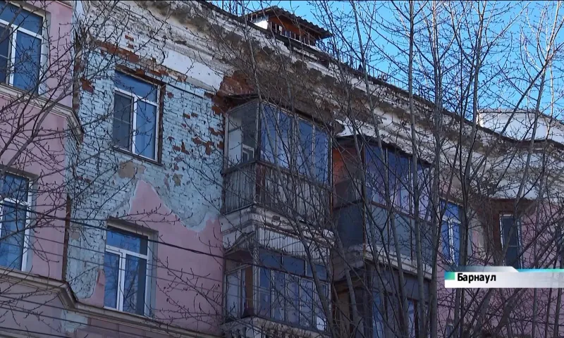 Фасад дома начал обрушаться: что делать жильцам?