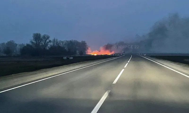 Огонь с автомобиля перекинулся на поле в Алтайском крае