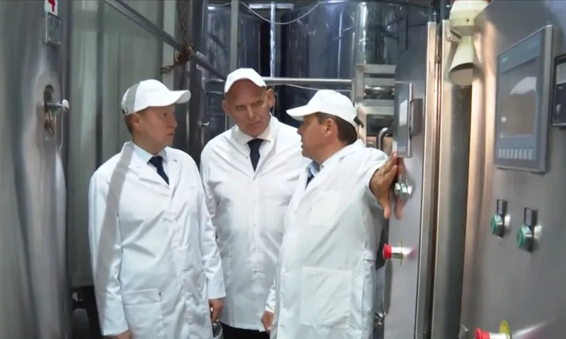 Виктор Томенко и сенатор Александр Карелин посетили маслосырзавод Калманского района