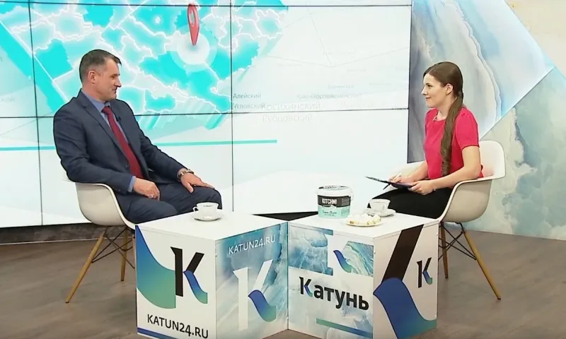 «Интервью дня»: глава Усть-Калманского района Виктор Наумов