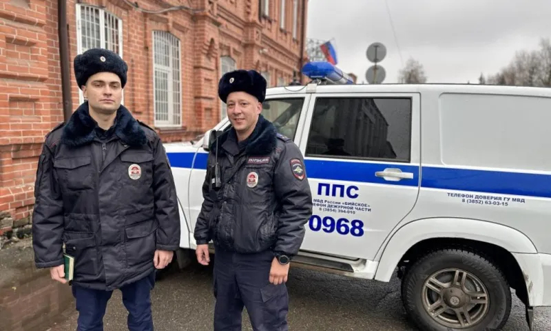 Бийские полицейские пришли на помощь землякам, оказавшимся в горящем доме 
