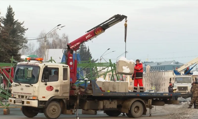 Площадь Сахарова в Барнауле перекрыли для строительства новогоднего городка