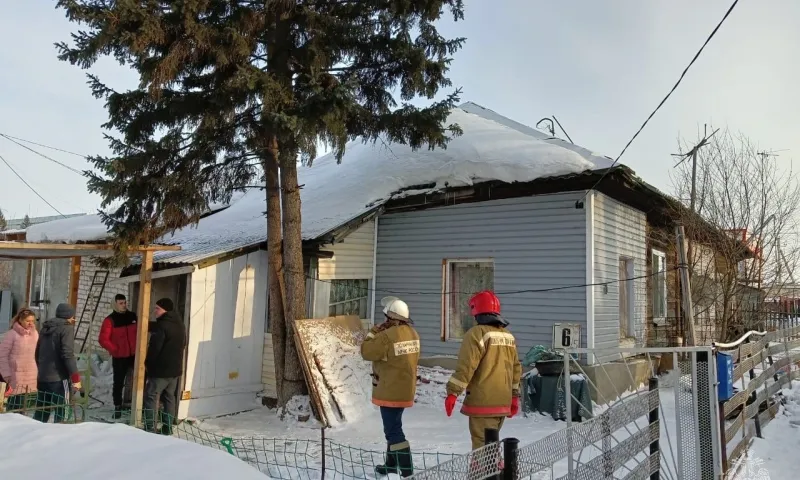 Спасатели вызволили пенсионерку из-под завалов частного дома в Алтайском крае