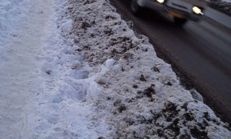 Барнаульцы рассказали о пропавшем после уборки снега тротуаре