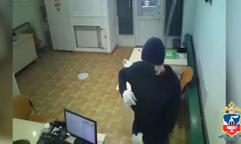 Бийчанина в маске и перчатках задержали за разбойные нападения на микрофинансовые организации 