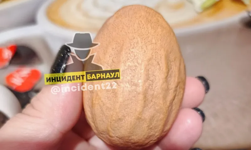 Необычное яйцо с аномалией попалось жительнице Барнаула